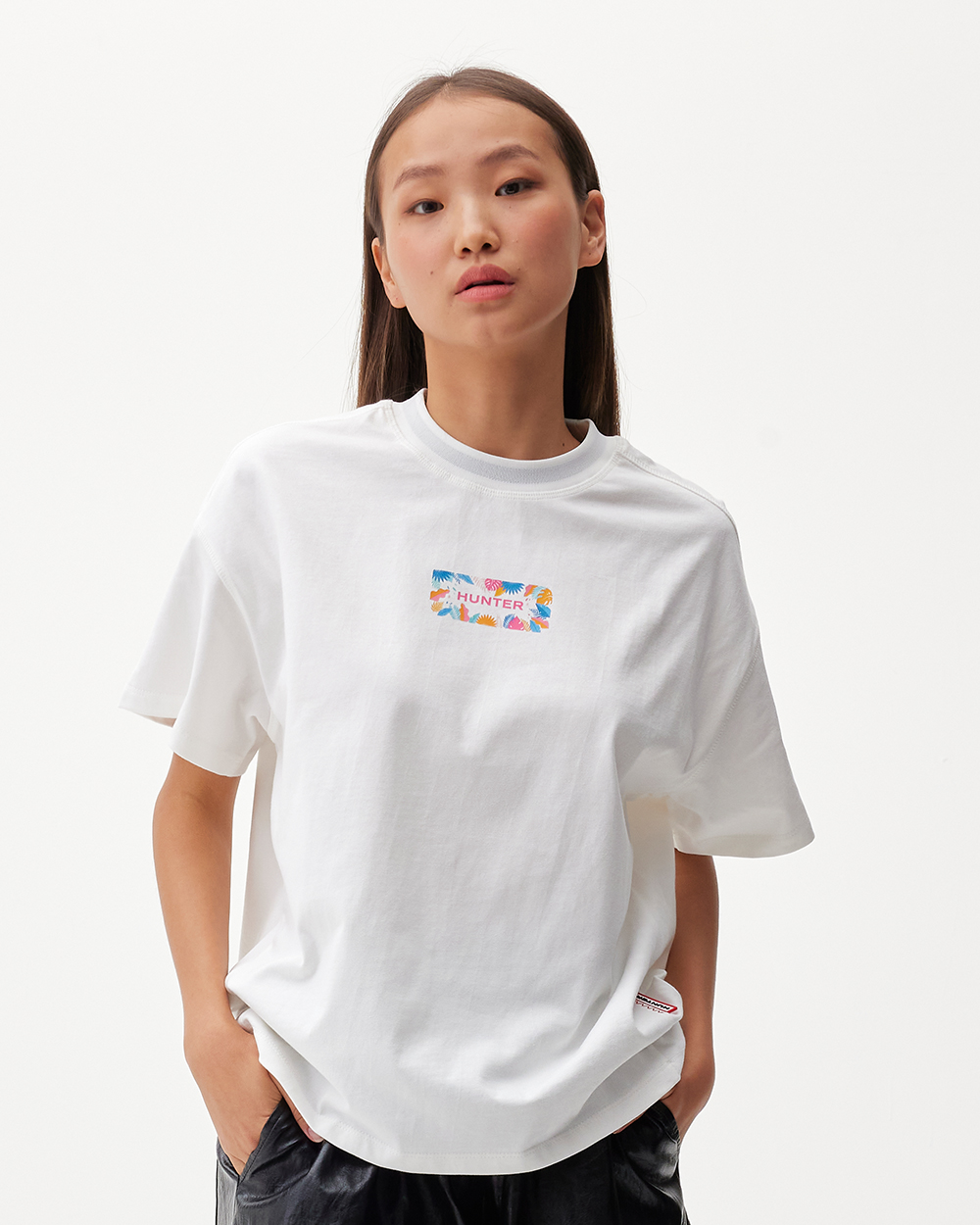 [UNISEX] 플레이 시즌 트로피컬 로고 티셔츠 - 화이트 HAU0004ATZWHT