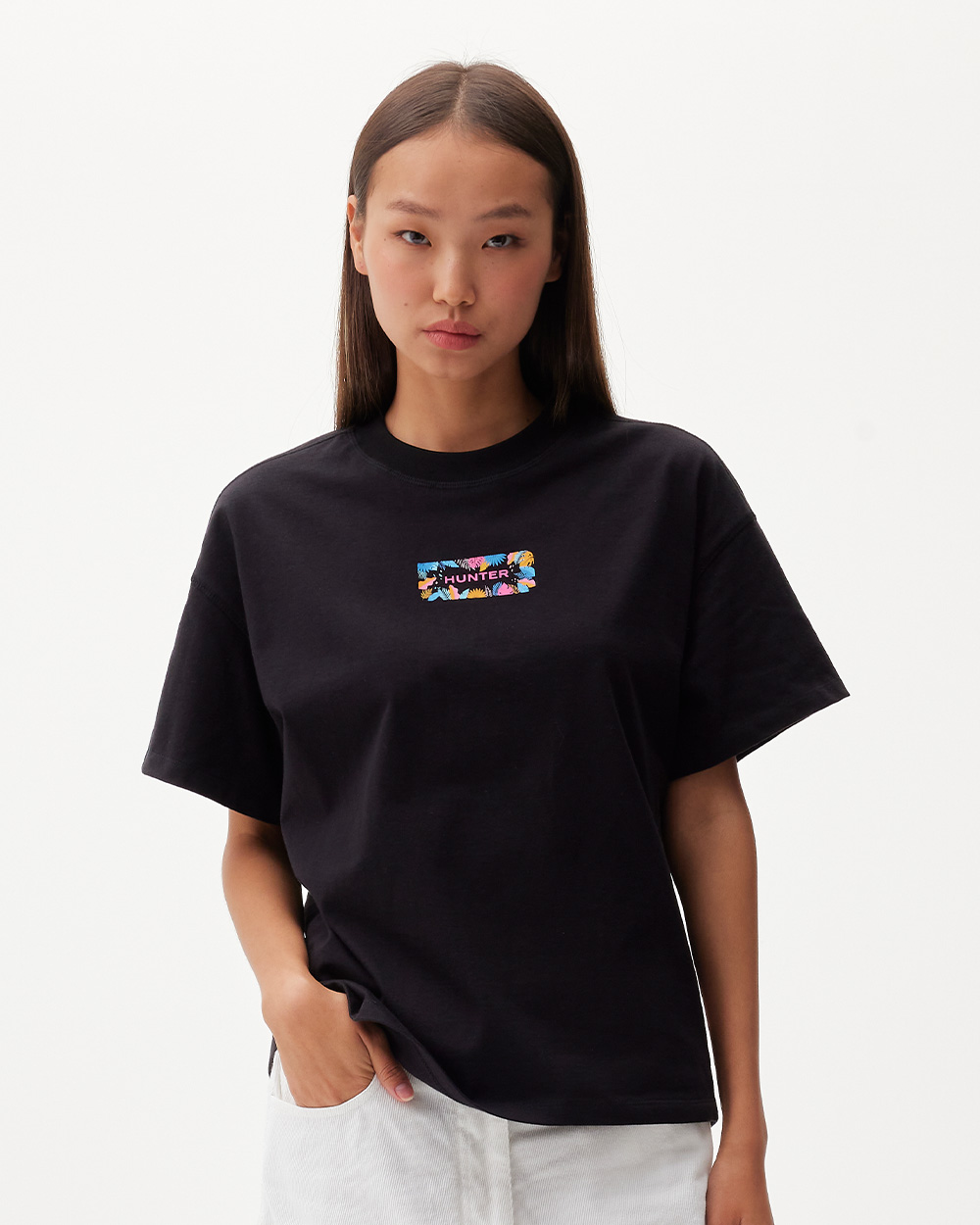 [UNISEX] 플레이 시즌 트로피컬 로고 티셔츠 - 블랙 HAU0004ATZBLK